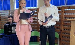 sala gimnastyczna, młodzież i zaproszeni goście, rozdanie nagród,