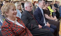 sala gimnastyczna, młodzież i zaproszeni goście, rozdanie nagród,