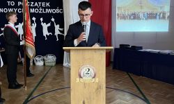 sala gimnastyczna, młodzież i zaproszeni goście, rozdanie nagród,