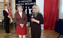 sala gimnastyczna, młodzież i zaproszeni goście, rozdanie nagród,