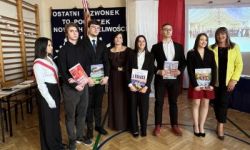 sala gimnastyczna, młodzież i zaproszeni goście, rozdanie nagród,