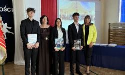 sala gimnastyczna, młodzież i zaproszeni goście, rozdanie nagród,