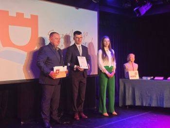 uroczystość wręczenia podziękowań, przedstawiciele ze szkół, wręczanie dyplomów, pokaz udzielania pierwszej pomocy