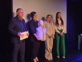 uroczystość wręczenia podziękowań, przedstawiciele ze szkół, wręczanie dyplomów, pokaz udzielania pierwszej pomocy