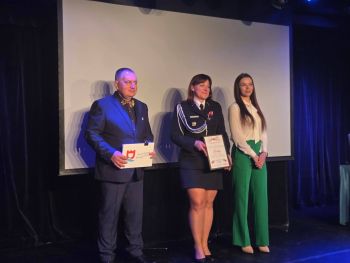 uroczystość wręczenia podziękowań, przedstawiciele ze szkół, wręczanie dyplomów, pokaz udzielania pierwszej pomocy