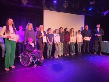 uroczystość wręczenia podziękowań, przedstawiciele ze szkół, wręczanie dyplomów, pokaz udzielania pierwszej pomocy