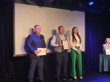 uroczystość wręczenia podziękowań, przedstawiciele ze szkół, wręczanie dyplomów, pokaz udzielania pierwszej pomocy