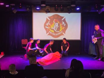 uroczystość wręczenia podziękowań, przedstawiciele ze szkół, wręczanie dyplomów, pokaz udzielania pierwszej pomocy