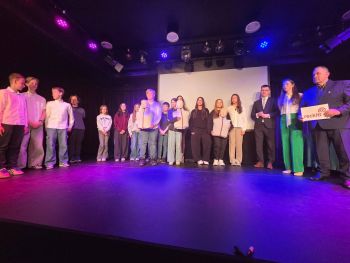 uroczystość wręczenia podziękowań, przedstawiciele ze szkół, wręczanie dyplomów, pokaz udzielania pierwszej pomocy