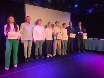 uroczystość wręczenia podziękowań, przedstawiciele ze szkół, wręczanie dyplomów, pokaz udzielania pierwszej pomocy