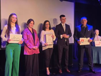 uroczystość wręczenia podziękowań, przedstawiciele ze szkół, wręczanie dyplomów, pokaz udzielania pierwszej pomocy