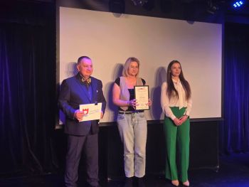 uroczystość wręczenia podziękowań, przedstawiciele ze szkół, wręczanie dyplomów, pokaz udzielania pierwszej pomocy