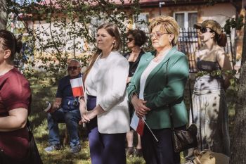 uroczystości pod pomnikiem, składanie kwiatów, msza święta, zebrani mieszkańcy i goście