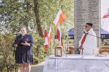 uroczystości pod pomnikiem, składanie kwiatów, msza święta, zebrani mieszkańcy i goście