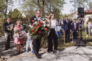 uroczystości pod pomnikiem, składanie kwiatów, msza święta, zebrani mieszkańcy i goście