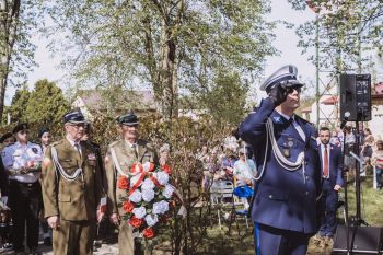 uroczystości pod pomnikiem, składanie kwiatów, msza święta, zebrani mieszkańcy i goście