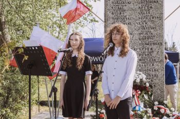 uroczystości pod pomnikiem, składanie kwiatów, msza święta, zebrani mieszkańcy i goście