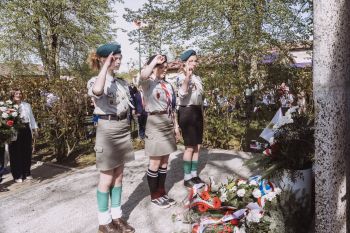 uroczystości pod pomnikiem, składanie kwiatów, msza święta, zebrani mieszkańcy i goście