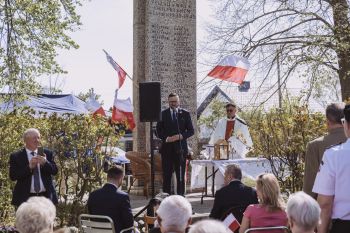 uroczystości pod pomnikiem, składanie kwiatów, msza święta, zebrani mieszkańcy i goście