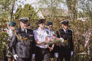 uroczystości pod pomnikiem, składanie kwiatów, msza święta, zebrani mieszkańcy i goście