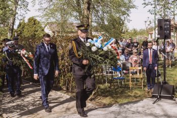 uroczystości pod pomnikiem, składanie kwiatów, msza święta, zebrani mieszkańcy i goście