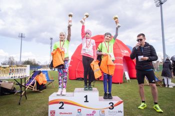 stadion miejski, biegające dzieci, piknik, wręczanie pucharów i medali