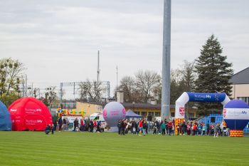 stadion miejski, biegające dzieci, piknik, wręczanie pucharów i medali