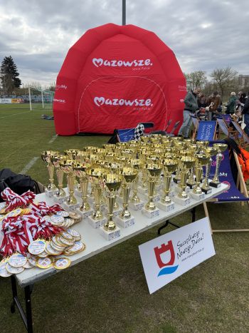 stadion miejski, biegające dzieci, piknik, wręczanie pucharów i medali