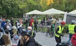 osoby na rolkach, rowerach i hulajnogach jadące ulicami Twierdzy Modlin,