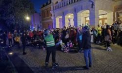 osoby na rolkach, rowerach i hulajnogach jadące ulicami Twierdzy Modlin,