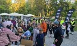 osoby na rolkach, rowerach i hulajnogach jadące ulicami Twierdzy Modlin,