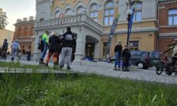 osoby na rolkach, rowerach i hulajnogach jadące ulicami Twierdzy Modlin,