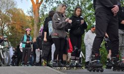 osoby na rolkach, rowerach i hulajnogach jadące ulicami Twierdzy Modlin,