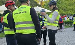 osoby na rolkach, rowerach i hulajnogach jadące ulicami Twierdzy Modlin,