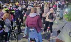 osoby na rolkach, rowerach i hulajnogach jadące ulicami Twierdzy Modlin,