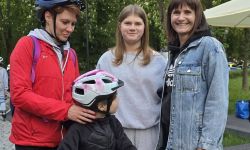 osoby na rolkach, rowerach i hulajnogach jadące ulicami Twierdzy Modlin,