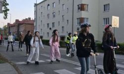osoby na rolkach, rowerach i hulajnogach jadące ulicami Twierdzy Modlin,