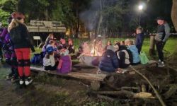 osoby na rolkach, rowerach i hulajnogach jadące ulicami Twierdzy Modlin,