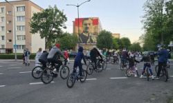 osoby na rolkach, rowerach i hulajnogach jadące ulicami Twierdzy Modlin,