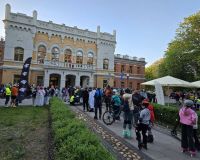 kasyno oficerskie, osoby na rolkach, hulajnogach i rowerach czekają na start