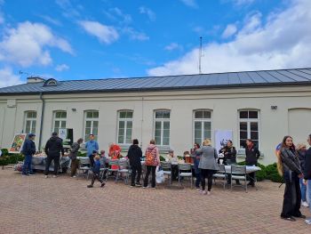 dziedziniec NOK, stoiska z sadzonkami, warsztatami, punkt odbioru elektrośmieci, licznie przybyli mieszkańcy