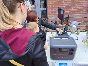 dziedziniec NOK, stoiska z sadzonkami, warsztatami, punkt odbioru elektrośmieci, licznie przybyli mieszkańcy