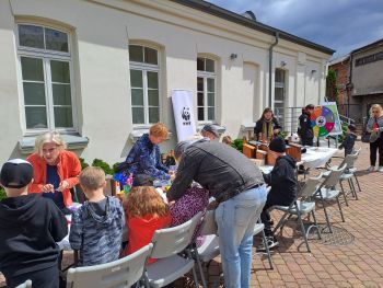dziedziniec NOK, stoiska z sadzonkami, warsztatami, punkt odbioru elektrośmieci, licznie przybyli mieszkańcy