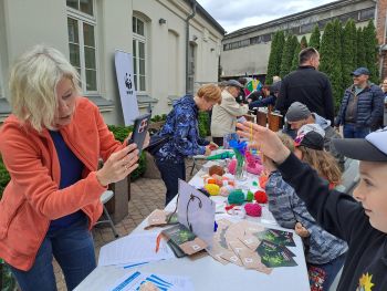 dziedziniec NOK, stoiska z sadzonkami, warsztatami, punkt odbioru elektrośmieci, licznie przybyli mieszkańcy