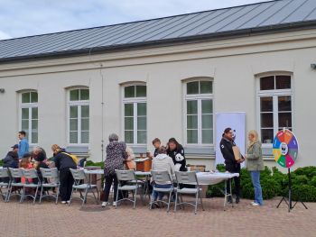 dziedziniec NOK, stoiska z sadzonkami, warsztatami, punkt odbioru elektrośmieci, licznie przybyli mieszkańcy