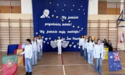 sala gimnastyczna, młodzież i dzieci oraz zaproszeni goście, występy