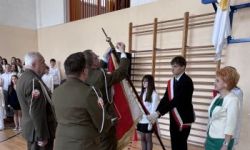 sala gimnastyczna, młodzież i dzieci oraz zaproszeni goście, występy
