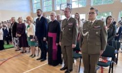 sala gimnastyczna, młodzież i dzieci oraz zaproszeni goście, występy