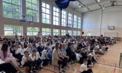 sala gimnastyczna, młodzież i dzieci oraz zaproszeni goście, występy