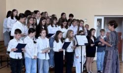 sala gimnastyczna, młodzież i dzieci oraz zaproszeni goście, występy